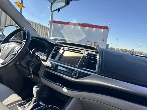 Used 2016 Toyota Highlander Plus AWD/4WD image 14