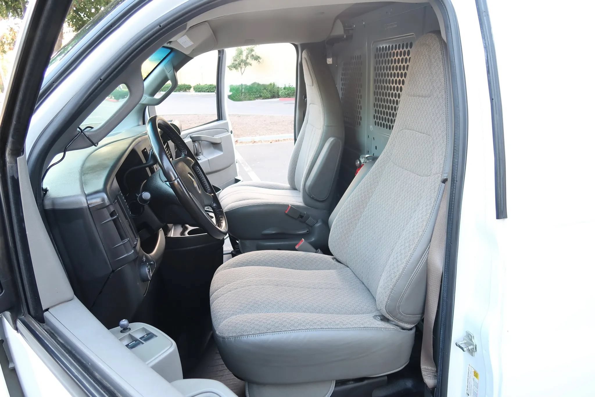 Used 2017 Chevrolet Express 2500 Extended RWD image 17