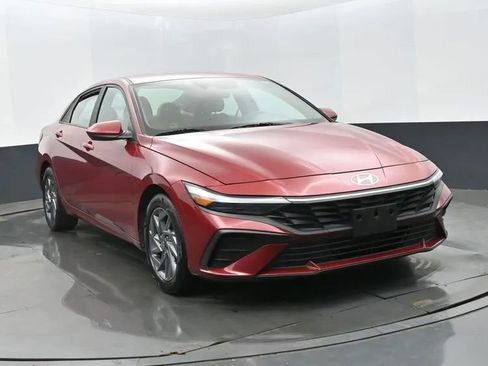 Used 2024 Hyundai Elantra SEL image 2