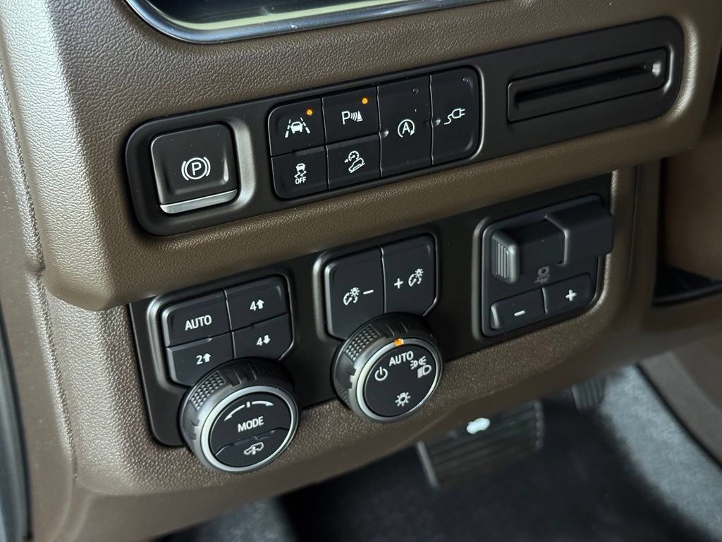Used 2021 Chevrolet Tahoe Z71 w/ Z71 Off-Road Package AWD/4WD image 32