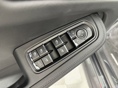 Certified 2025 Porsche Macan image 12