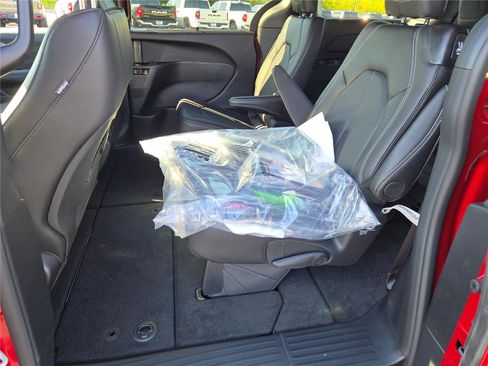 New 2026 Chrysler Pacifica Select image 20