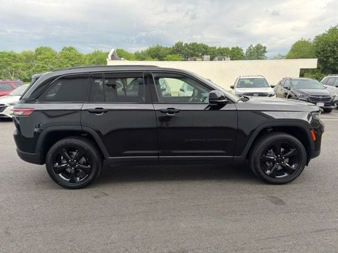 Used 2023 Jeep Grand Cherokee Altitude AWD/4WD image 7