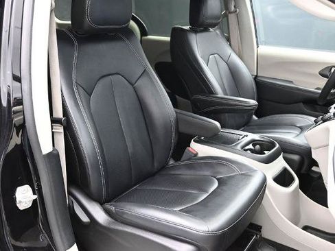 Used 2024 Chrysler Pacifica Touring-L FWD image 12