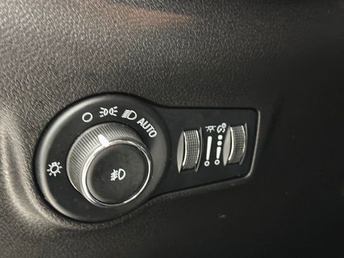 Used 2025 Jeep Compass Latitude image 16