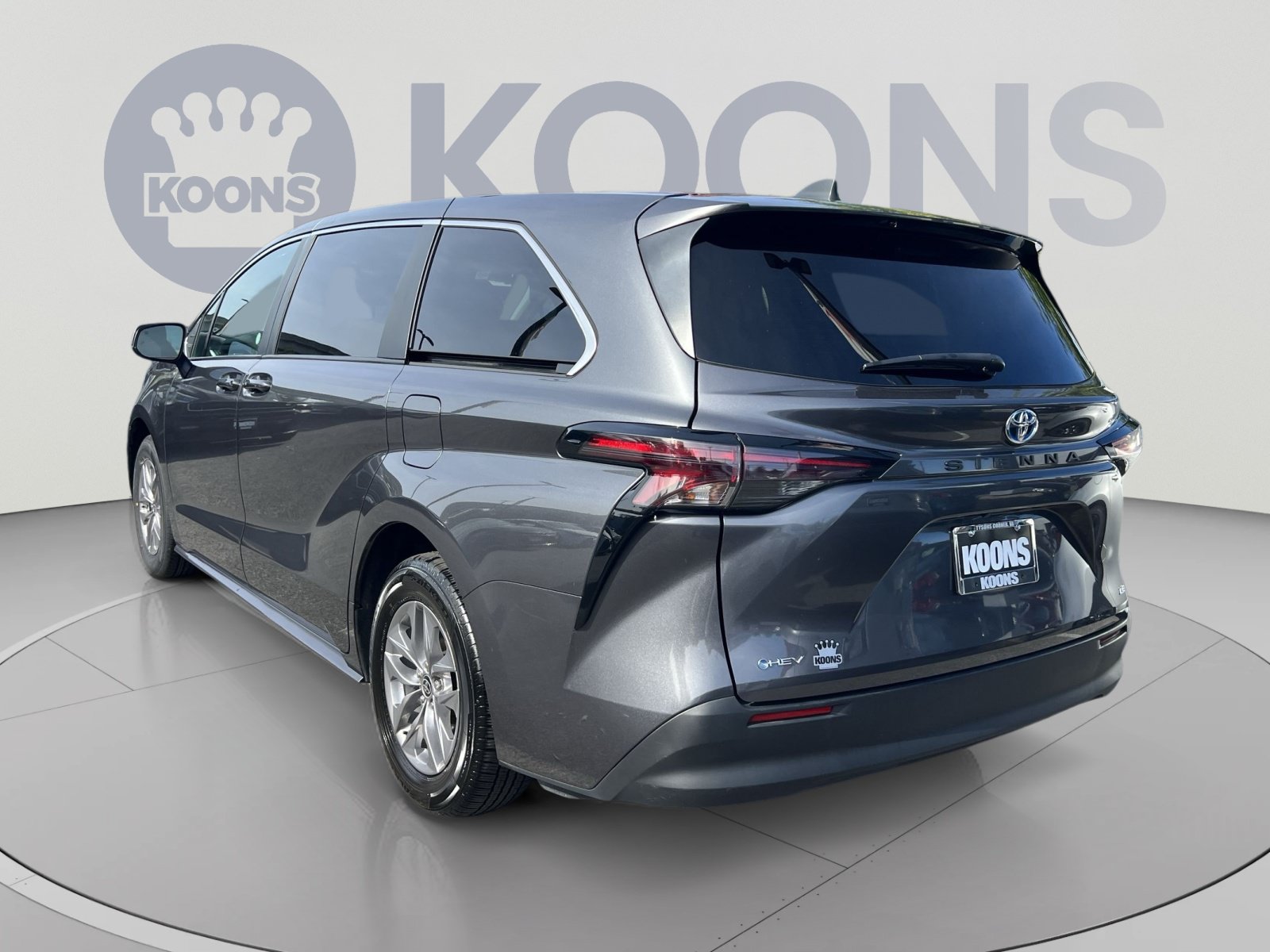 Used 2025 Toyota Sienna LE FWD image 4