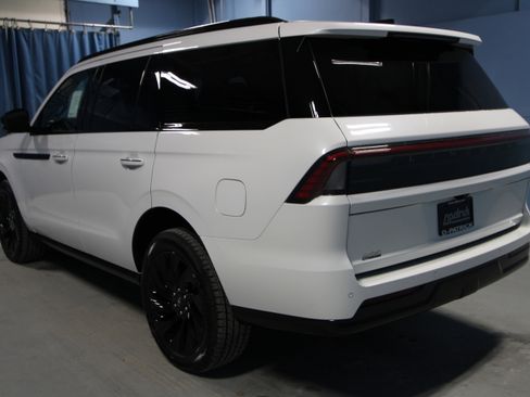 New 2026 Lincoln Navigator Reserve AWD/4WD image 27