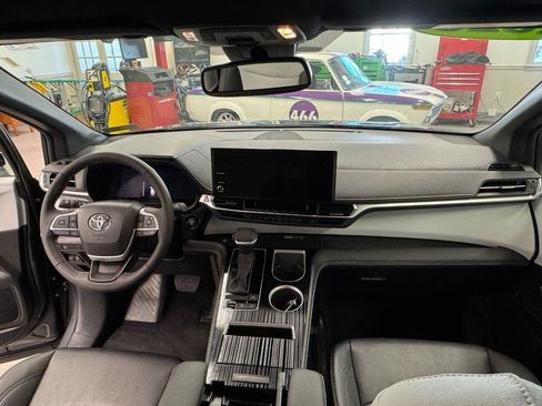 Used 2025 Toyota Sienna XSE image 4