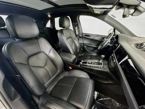 Certified 2020 Porsche Macan AWD/4WD image 28