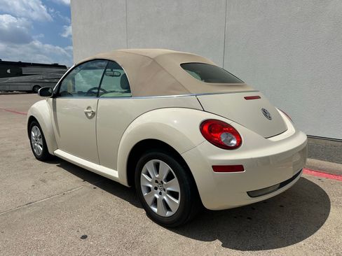 Used 2010 Volkswagen Beetle Final Edition FWD image 5