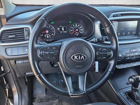Used 2017 Kia Sorento LX w/ LX Convenience Package image 11
