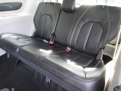 Certified 2023 Chrysler Pacifica Touring-L FWD image 34