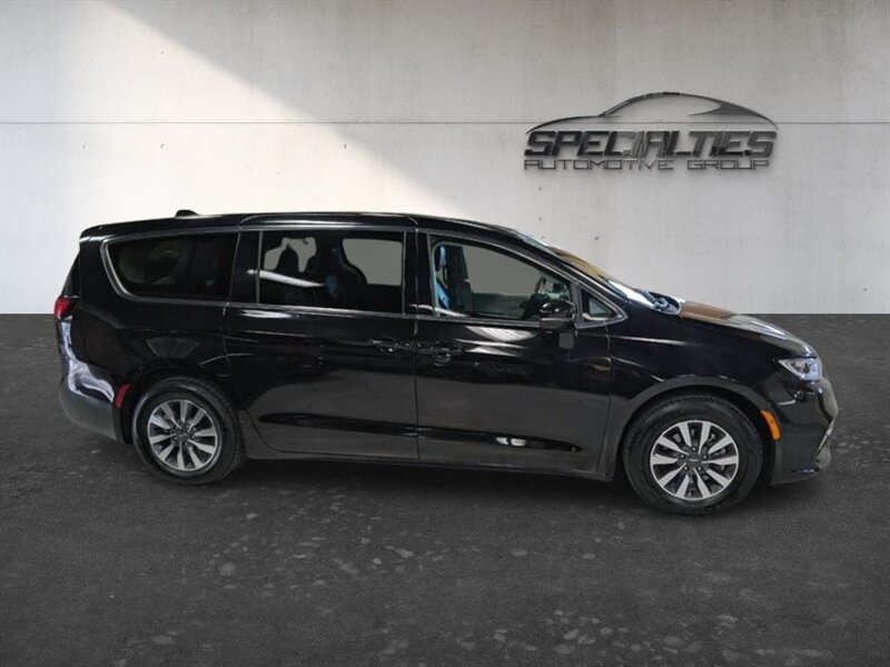 Used 2024 Chrysler Pacifica Limited FWD image 11