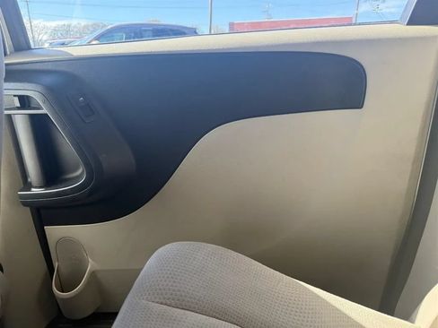 Used 2016 Dodge Grand Caravan SXT w/ UConnect Hands-Free Group FWD image 26