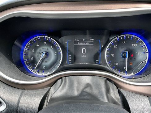 Used 2019 Chrysler Pacifica Touring-L w/ Tire & Wheel Group FWD image 19