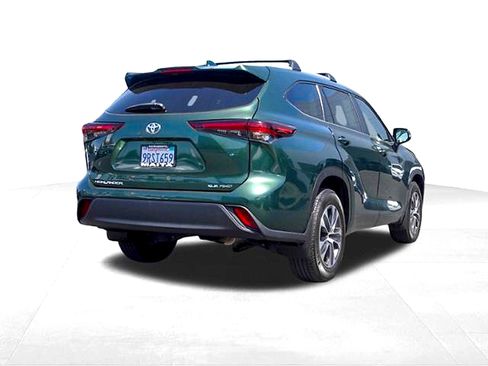 Certified 2024 Toyota Highlander XLE AWD/4WD image 3
