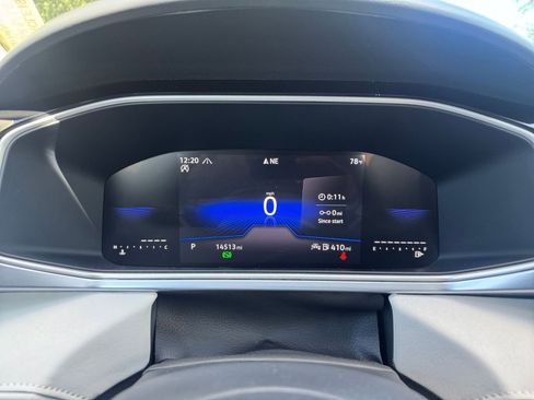 Used 2025 Volkswagen Taos SE image 40