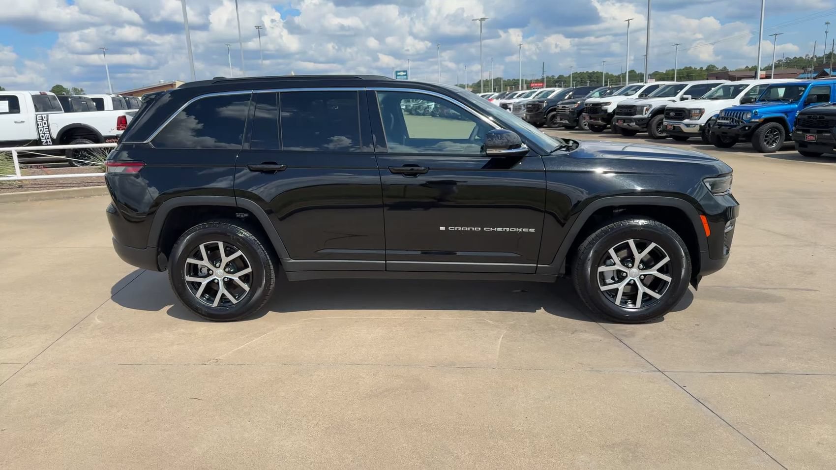 Used 2025 Jeep Grand Cherokee Limited RWD image 2