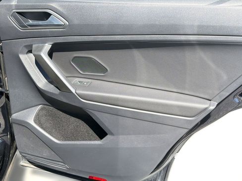 Used 2021 Volkswagen Tiguan SE w/ Panoramic Sunroof Package FWD image 30