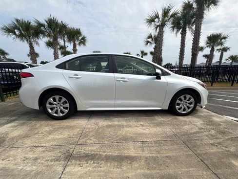 Used 2022 Toyota Corolla LE FWD image 16