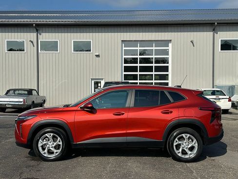 Used 2024 Chevrolet Trax LS w/ LS Convenience Package FWD image 10