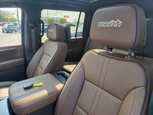 Used 2025 Chevrolet Suburban High Country AWD/4WD image 11