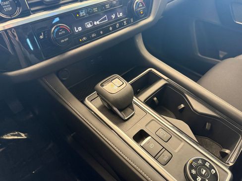 Used 2025 Nissan Pathfinder SV image 35