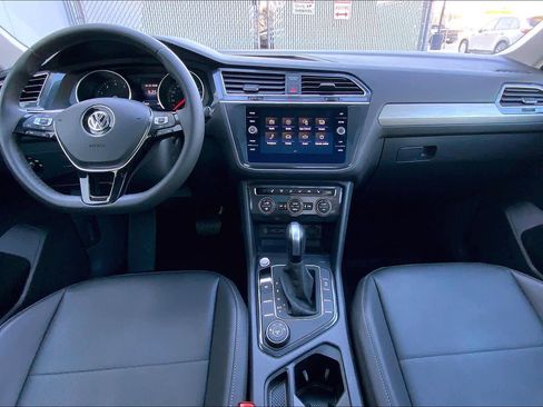 Used 2020 Volkswagen Tiguan SE w/ Panoramic Sunroof Package image 16