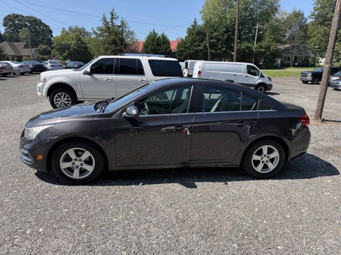 Used 2015 Chevrolet Cruze LT w/ Technology Package FWD image 3