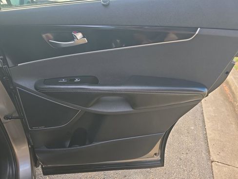 Used 2019 Kia Sorento SX image 19