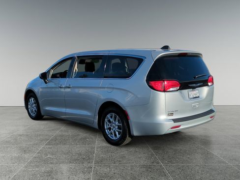 Used 2023 Chrysler Voyager LX image 3