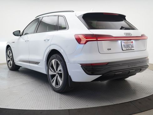 Used 2024 Audi Q8 e-tron Premium image 3