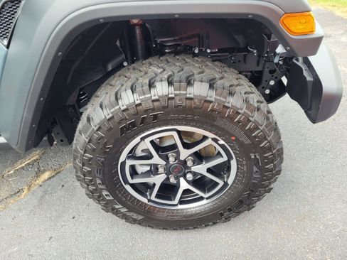 New 2025 Jeep Gladiator Rubicon w/ Convenience Group image 12