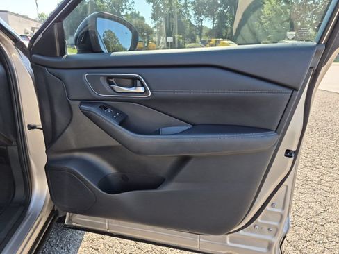 Used 2025 Nissan Rogue Platinum FWD image 28