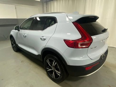 Used 2025 Volvo XC40 B5 Core image 2