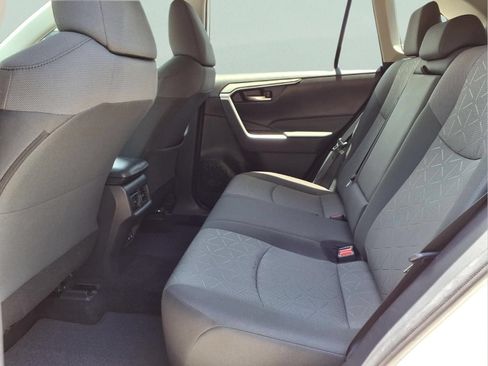 Used 2021 Toyota RAV4 XLE w/ Convenience Package FWD image 11