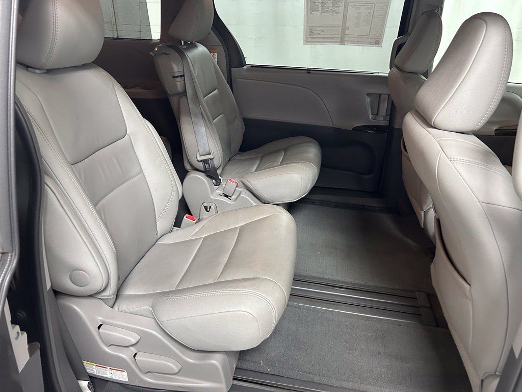Used 2017 Toyota Sienna XLE w/ XLE Navigation Package FWD image 14