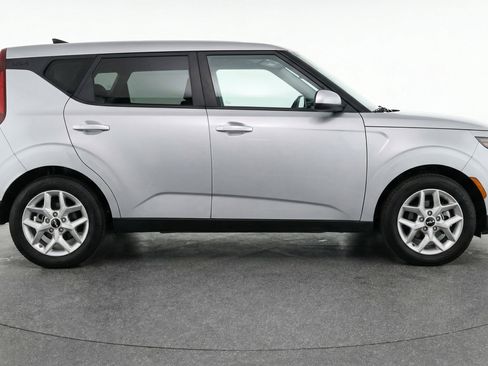 Used 2025 Kia Soul LX w/ LX Technology Package FWD image 11