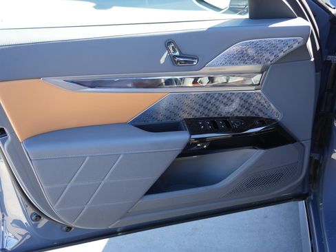 Used 2025 BMW i7 xDrive60 w/ Executive Package image 9