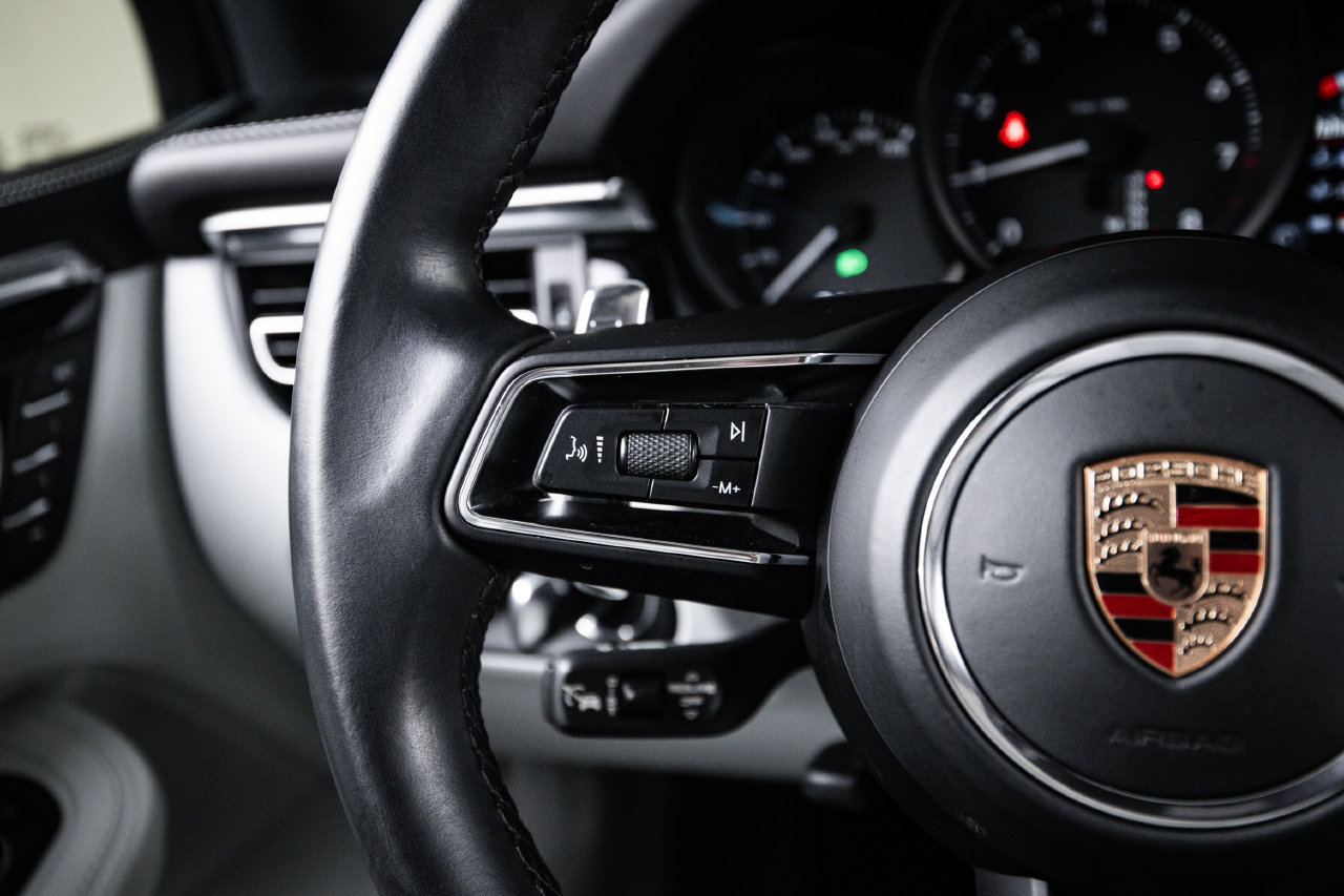 Certified 2023 Porsche Macan AWD/4WD image 17