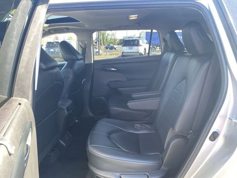 Used 2023 Toyota Highlander XLE AWD/4WD image 22