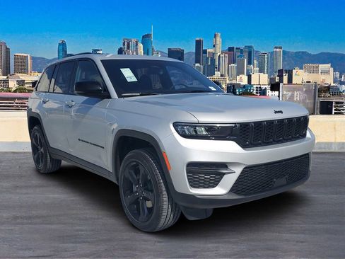 New 2025 Jeep Grand Cherokee Altitude image 3