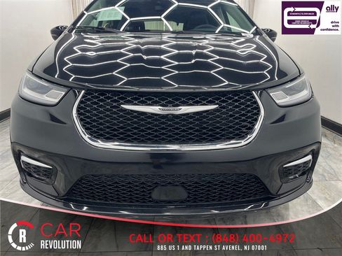 Used 2023 Chrysler Pacifica Touring-L FWD image 2