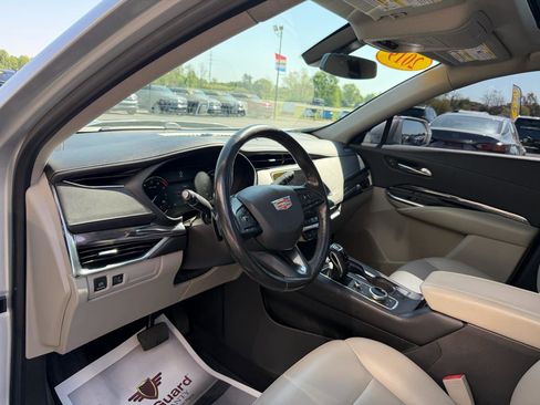 Used 2019 Cadillac XT4 Luxury w/ Cold Weather Package AWD/4WD image 13