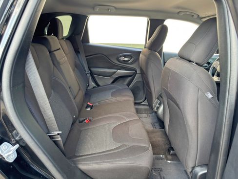 Used 2019 Jeep Cherokee Latitude w/ Popular Appearance Group FWD image 33