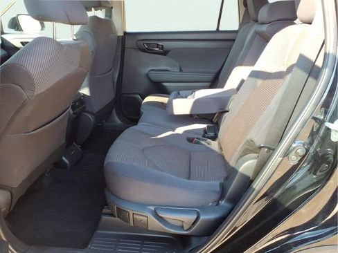 Used 2024 Toyota Highlander LE image 23