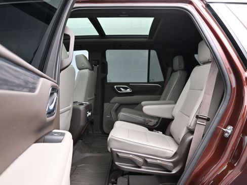 Used 2022 GMC Yukon SLT w/ SLT Premium Package AWD/4WD image 11