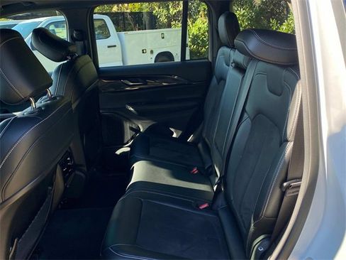 Used 2023 Jeep Grand Cherokee Altitude image 9