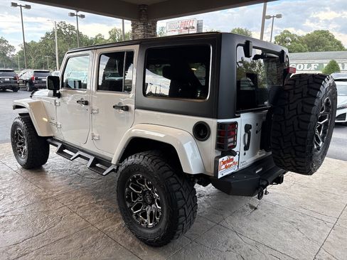 Used 2018 Jeep Wrangler Unlimited Sahara w/ Connectivity Group AWD/4WD image 8