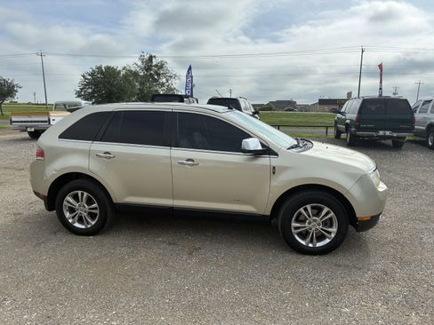 Used 2010 Lincoln MKX AWD image 3